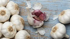 Gooi ze niet weg: waarom het aan te raden is om knoflookschillen aan de grond voor planten toe te voegen en waarvoor ze nuttig zijn.