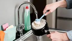 Hoe maak je een aangebrande pan of koekenpan schoon? Effectieve methoden uit de keuken.