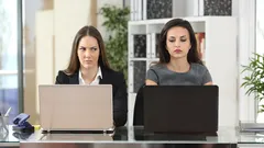 Hoe weet je dat iemand je stiekem haat: 6 signalen die je over het hoofd ziet