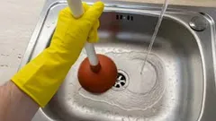 Wat je in geen geval in de gootsteen mag gieten: zelfs ervaren huisvrouwen weten dit niet