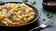 Ideaal voor na het werk: probeer deze snelle pasta met kip- en preisaus eens.